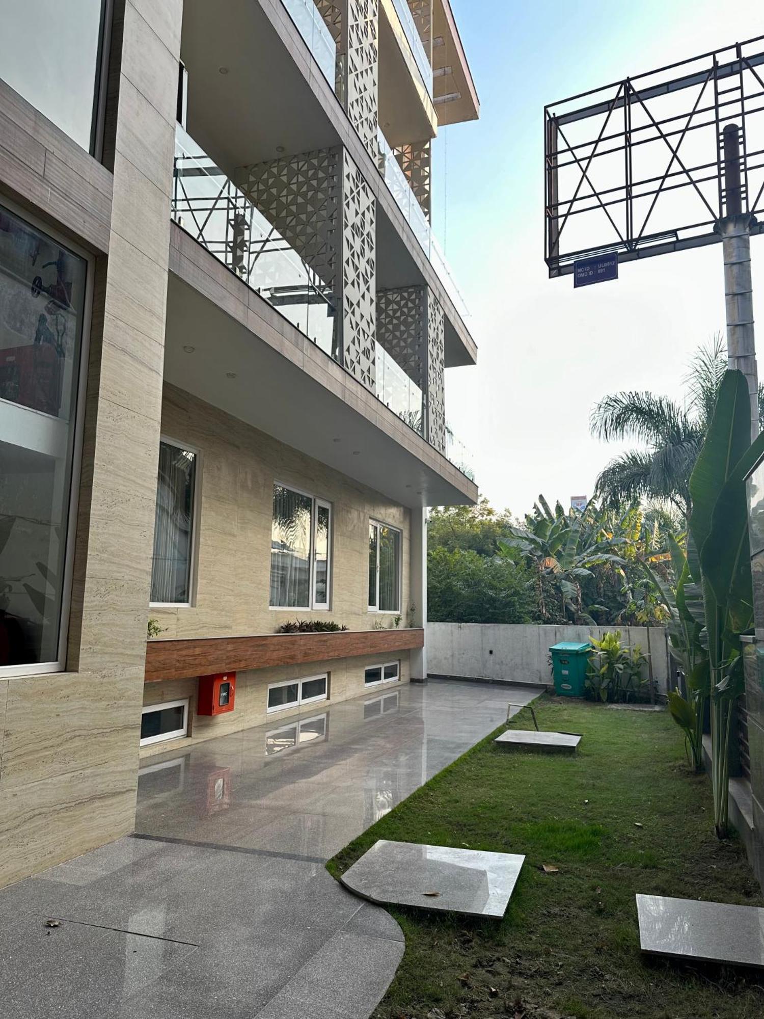 Flock Hotel I Golf Course Road Near Dlf Phase 1 Metro Station I Gurgaon Exterior foto